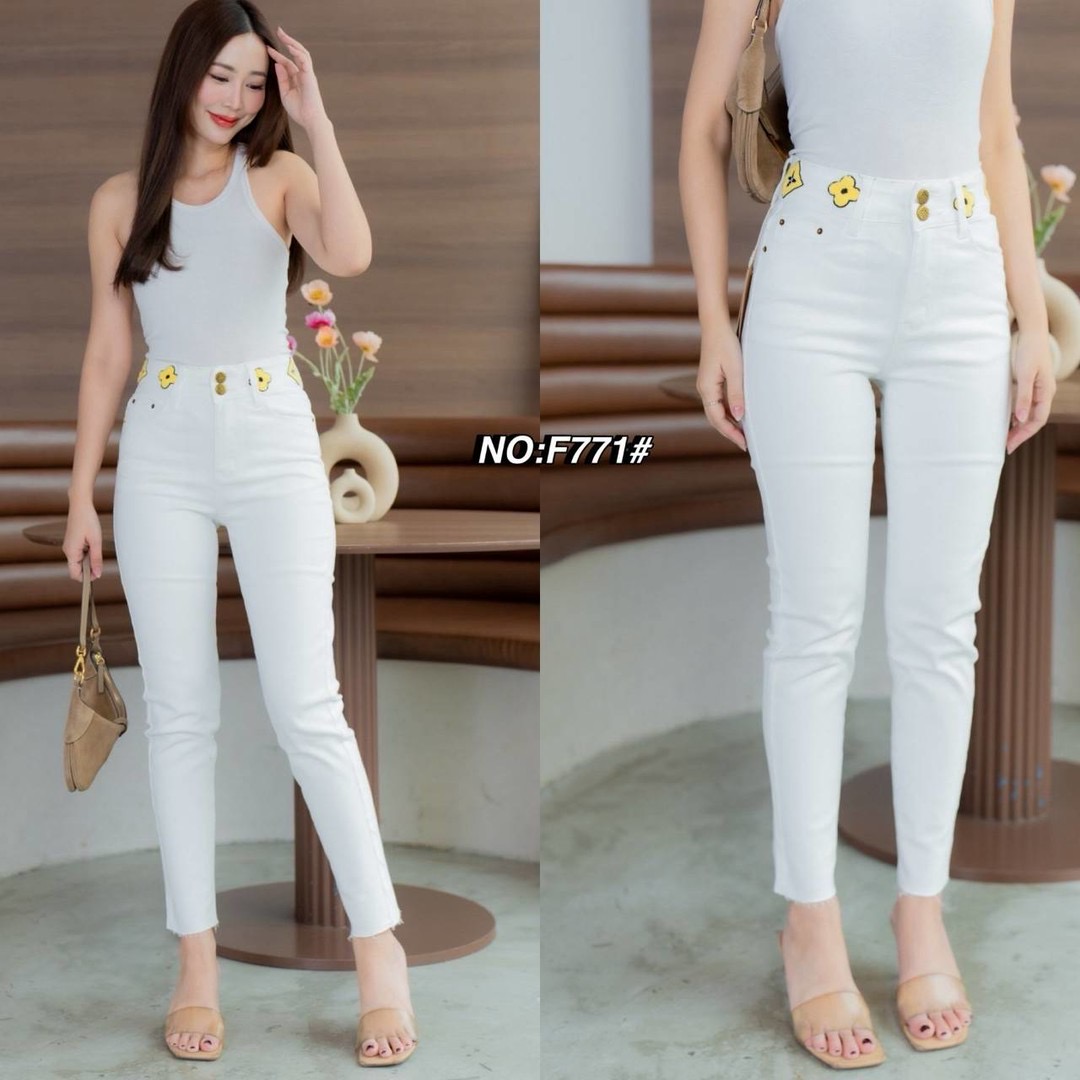 กางเกงยีนส์สีขาวรุ่นใหม่มาแล้วคะ เอวสูง ขอบเอวหนาแต่งกระดุม 2 เม็ด ดีเทลขอบเอว หน้า-หลัง มีปักลายLV ดูแพงสุดๆ ใส่สบาย : สินค้าคุณภาพ (พร้อมส่ง)