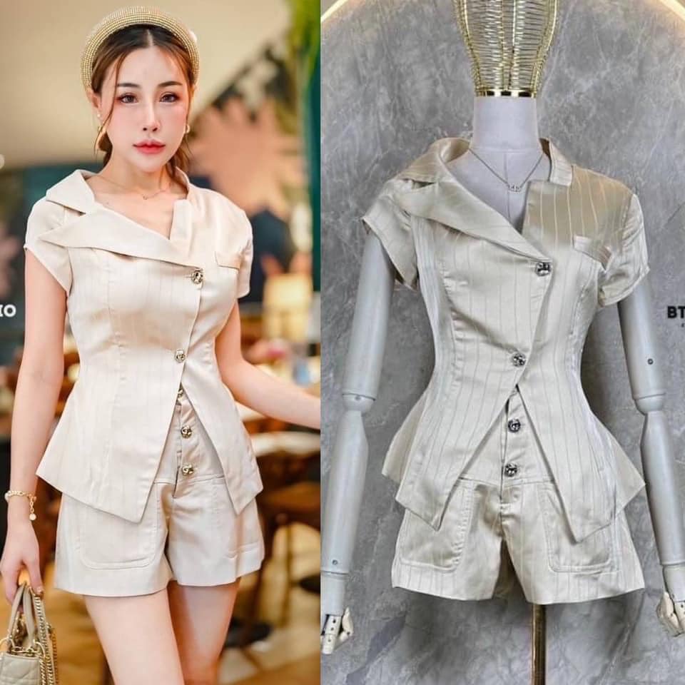 เซท 2 ชิ้น เสื้อแขนสั้น ดีไซน์แต่ง คอปกเฉียง แต่งกระดุมหน้าสีเงินลายนูน แต่ง กระเป๋าหน้า 1 ข้าง เว้าตรงกลางด้านหน้า +กางเกงขาสั้นสีเดียวกัน : สินค้าคุณภาพ (พร้อมส่ง)