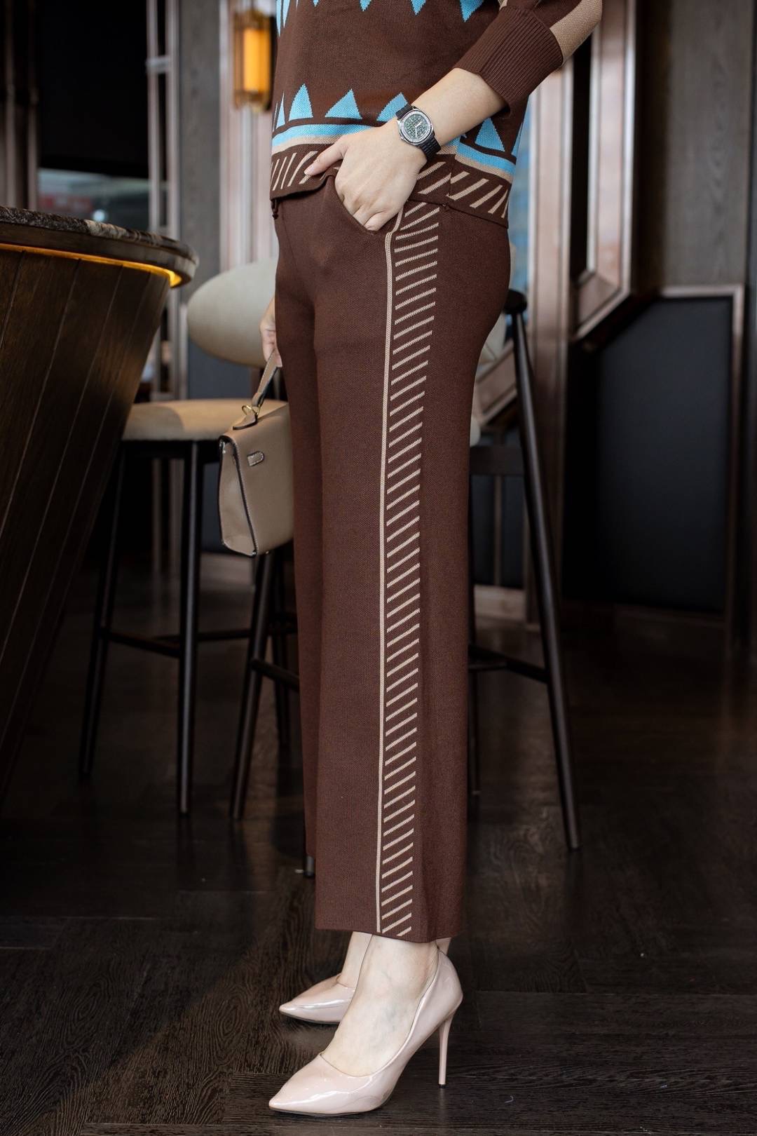 ชุดเซ็ทไหมพรมเนื้อหนาเกรดพรีเมี่ยม ผ้ายืดได้ทั้งตัว เนื้อผ้านุ่มผ้าดีมากค่ะ มาพร้อมงานทอทั้งตัวลายสวย เสื้อทรงคางคาว กางเกงมีเชือกรูปปรับขนาดได้ค่ะ ใส่สบาย : สินค้าคุณภาพ (พร้อมส่ง)