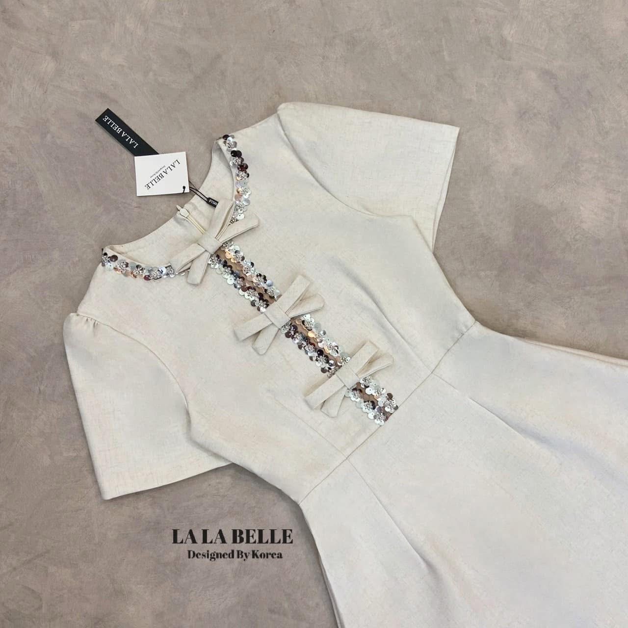 เดรสทรงเจ้าหญิงตัดเย็บด้วยผ้าลินินอัดกาวผ้ามีน้ำหนักทิ้งตัวสวยคอกลมแขนสั้นยกช่วงไหล่จับจีบเอวเข้ารูปกระโปรงบานช่วงตัวเสื้อแต่งปักเลื่อมตรงกลางแต่งเป็นผ้าซีทูสีเนื้อพร้อมแต่งโบว์มีซับในอย่างดี ใส่สบาย : สินค้าคุณภาพ (พร้อมส่ง)