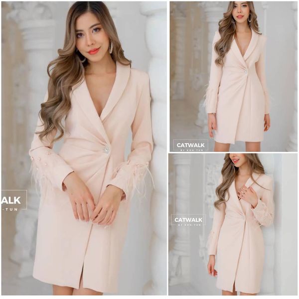 เดรสป้ายหน้า แต่งขนนกแขน เนื้อผ้าเกรดเอ เนื้อนุ่มใส่สบาย ตัวชุดเป็นทรงเข้ารูป ด้านหน้าป้ายกัน ปกตัว ชุดเป็นคอกล้วย จับจีบช่วงเอวแต่งกระดุมเพ็ชร ดูหรูมาก สินค้าคุณภาพ (พร้อมส่ง)