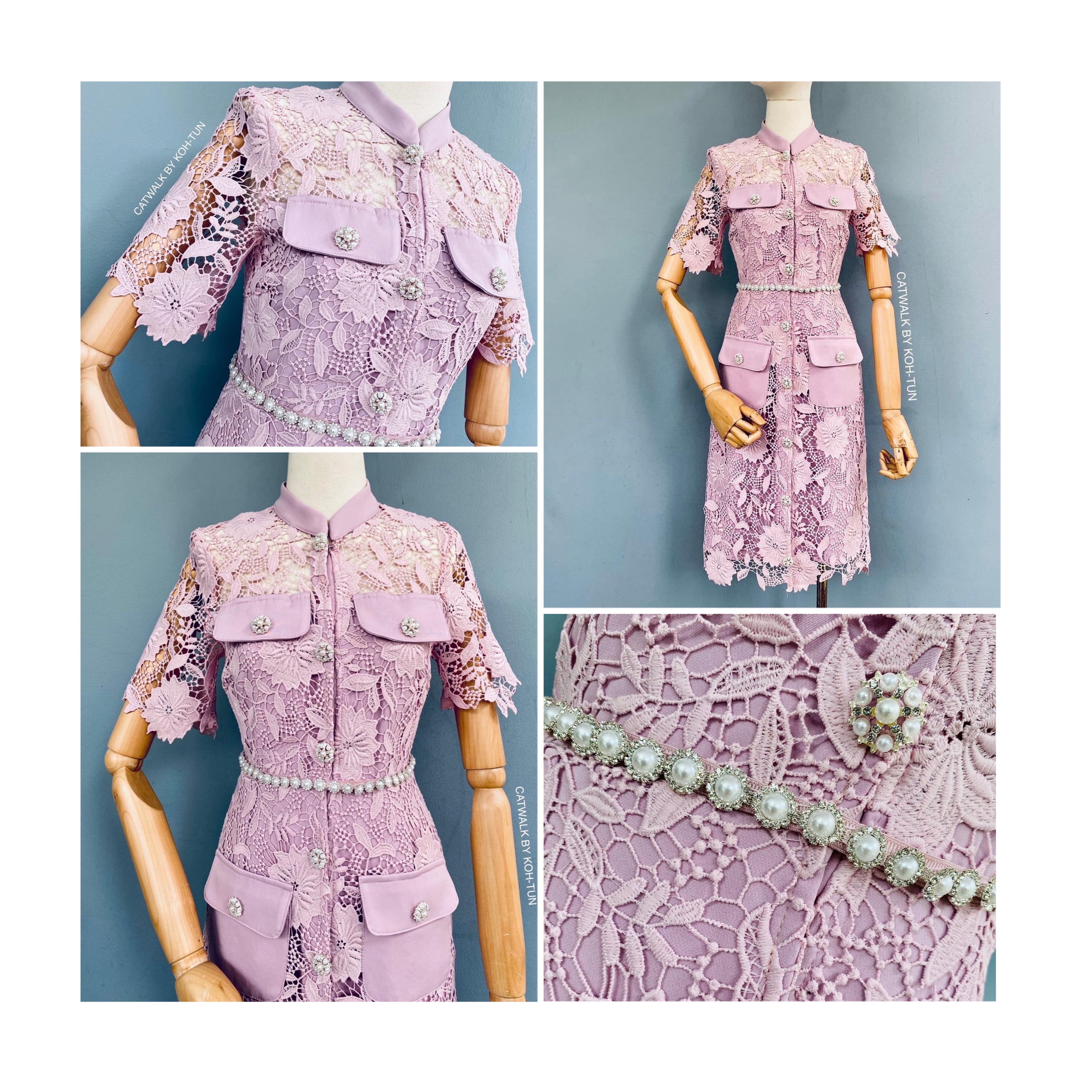 เดรสผ้าลูกไม้คอปีนแต่งกระดุมมุก เนื้อผ้าลูกไม้เกรดเอ เนื้อหนานุ่ม ตัวเดรสเป็นทรงเข้ารูปสวย แขนสั้น ด้านในมีซับในสีโทนตัวชุดทั้งตัว มาคู่กับสายคาดเอวแต่งด้วยมุกล้อมเพชร สินค้าคุณภาพ (พร้อมส่ง)