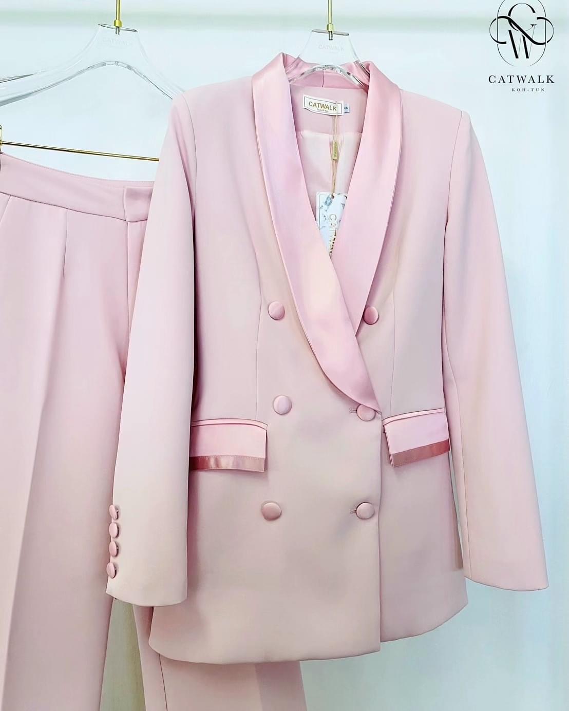 เซตสูทปกเลื่อม+กางเกงขาตรง เนื้อผ้าเกรดเอ เนื้อนุ่มเป็นทรงใส่สบาย ตัวสูทเป็นทรงเข้ารูป งานhiend ใส่สบาย สินค้าคุณภาพ (พร้อมส่ง)