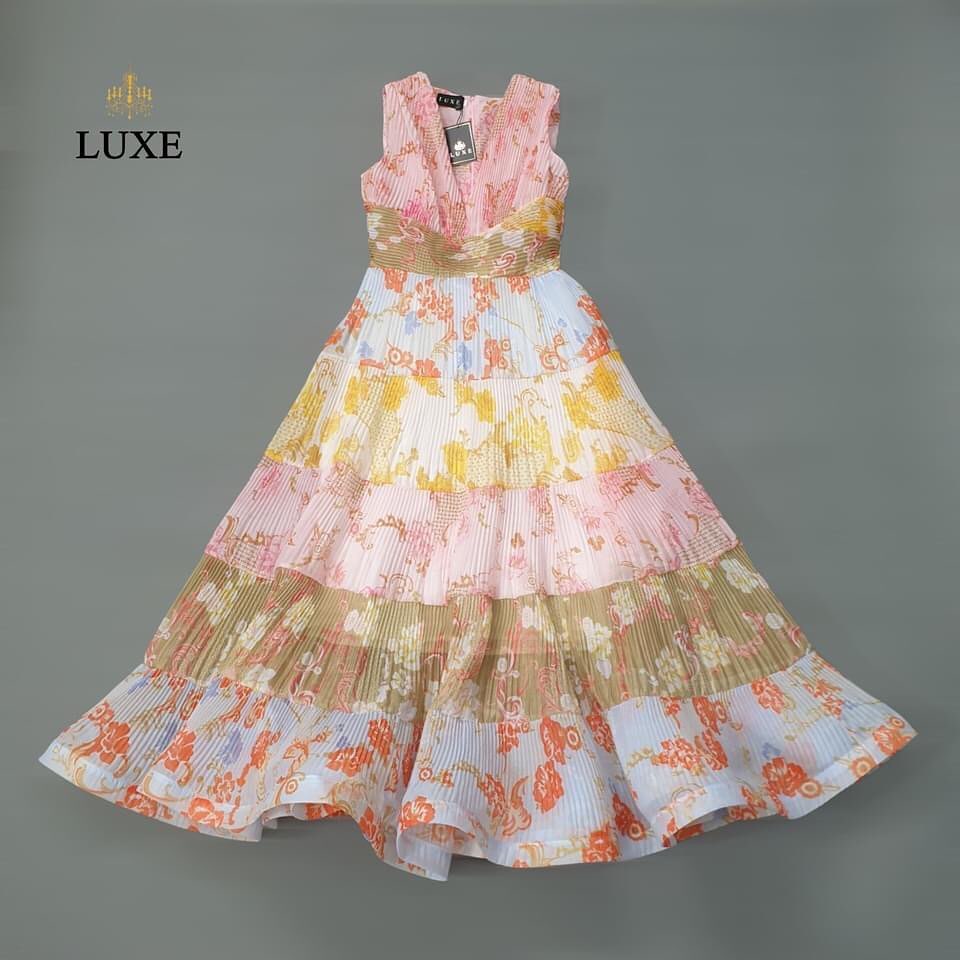 เดรสเสื้อคอวีแขนกุด กระโปรงบาน ทำจากผ้าเครปพิมพ์ลาย ลูกเล่นต่อผ้า เป็นชั้น อัดพลีทลูกฟูก สีสันพาสเทล สดใส คัตติ้งดี มีซิปซ่อนและซับใน อย่างดีค่ะ สินค้าคุณภาพ (พร้อมส่ง)