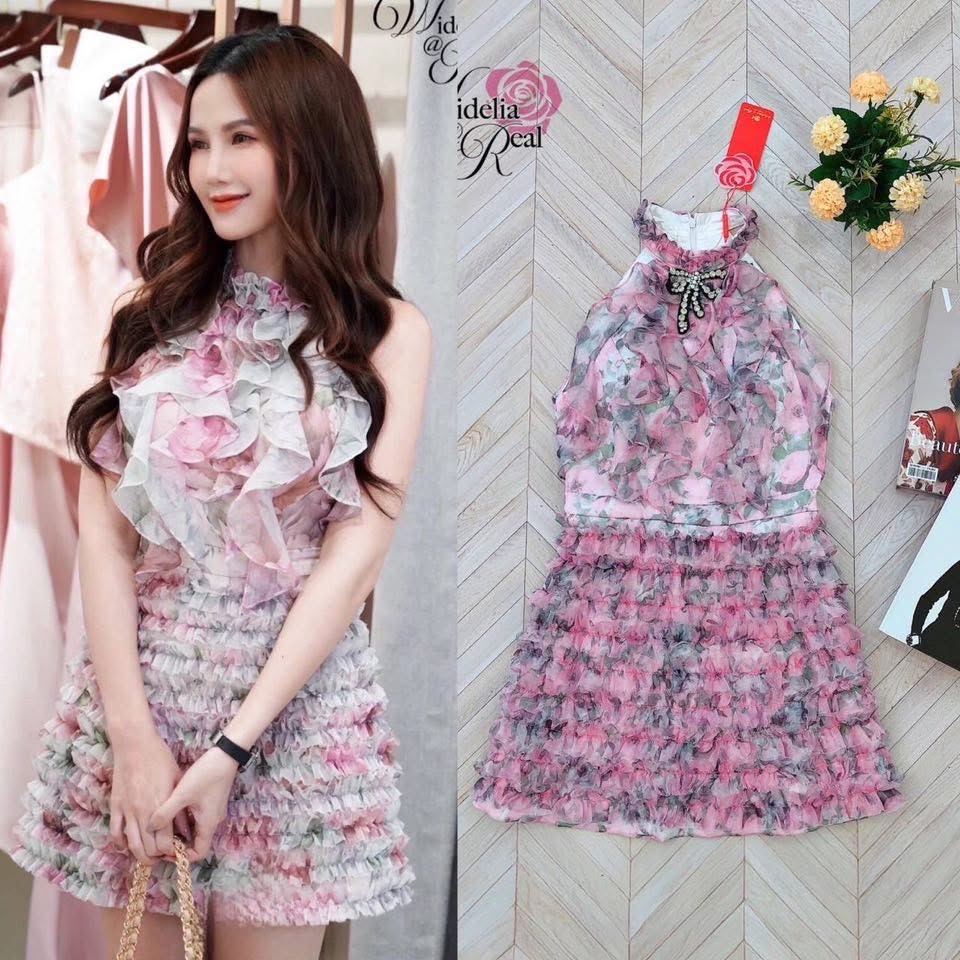 Dress เดรสทรงเข้ารูป แขนกุด อกเย็บเพชรและเย็บไข่มุกเป็นรูปโบว์ อกมีฟองน้ำ ซิปหลัง เนื้อผ้าซิลค์เย็บระบายเป็นชั้นๆมาทั้งตัว ผ้าหนา ไม่บาง ผ้าดีมาก ใส่สบายผิวมาก รุ่นนี้คั ใส่สบาย : สินค้าคุณภาพ (พร้อมส่ง)