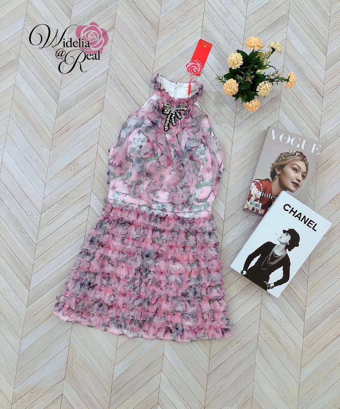 Dress เดรสทรงเข้ารูป แขนกุด อกเย็บเพชรและเย็บไข่มุกเป็นรูปโบว์ อกมีฟองน้ำ ซิปหลัง เนื้อผ้าซิลค์เย็บระบายเป็นชั้นๆมาทั้งตัว ผ้าหนา ไม่บาง ผ้าดีมาก ใส่สบายผิวมาก รุ่นนี้คั ใส่สบาย : สินค้าคุณภาพ (พร้อมส่ง)