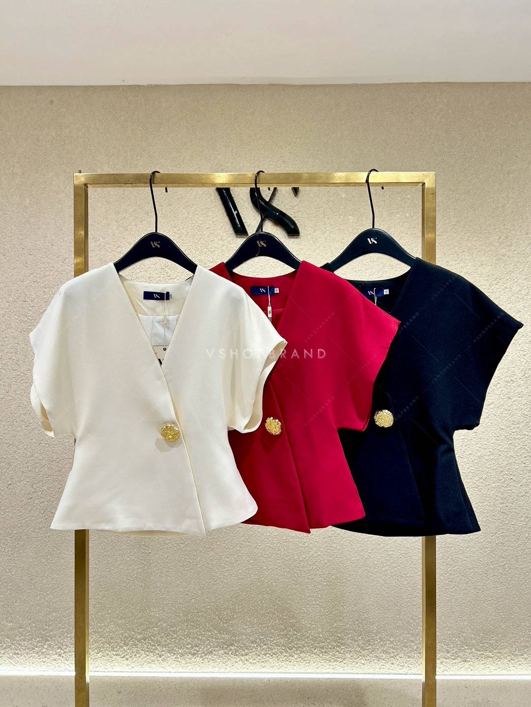 เสื้อแขนทรงแขนไหล่ล้ำกระดุมทอง ใส่สบาย : สินค้าคุณภาพ (พร้อมส่ง)