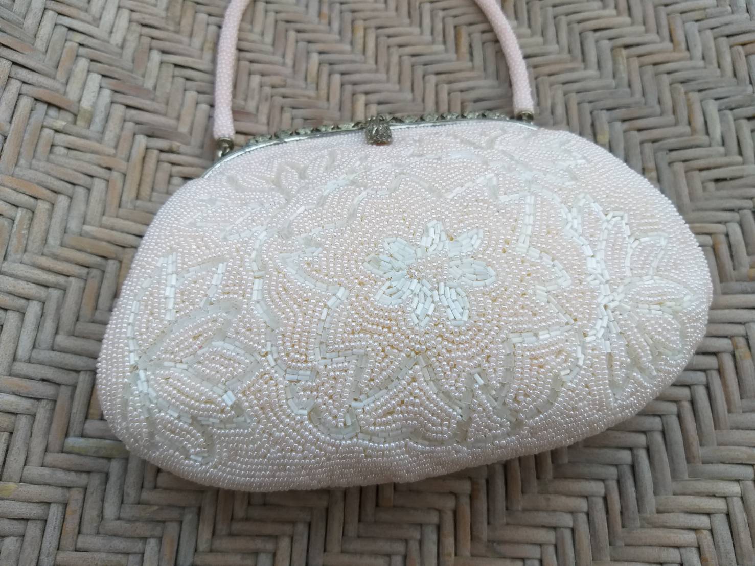 กระเป๋าออกงาน ปักลูกปัดสีชมพูทั้งใบ หวานมากกกก