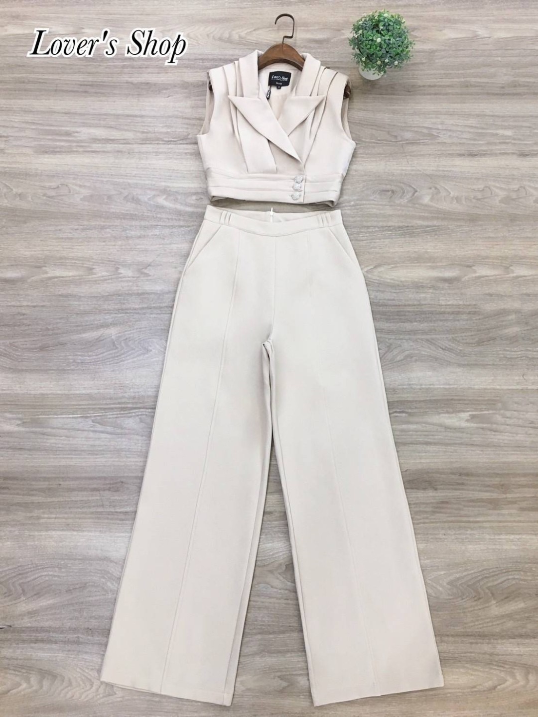 Set.2ชิ้น ลุคเรียบหรูดูผู้ดี เซ็ทนี้โดเด่นที่ตัวเสื้อ เย็บจับจีบมีความสวยหรู เสื้อเย็บขอบเอว แต่งกระดุม3เม็ด มีซับในอย่างดี มาพร้อมกางเกงเอวสูง ใส่สบาย : สินค้าคุณภาพ (พร้อมส่ง)