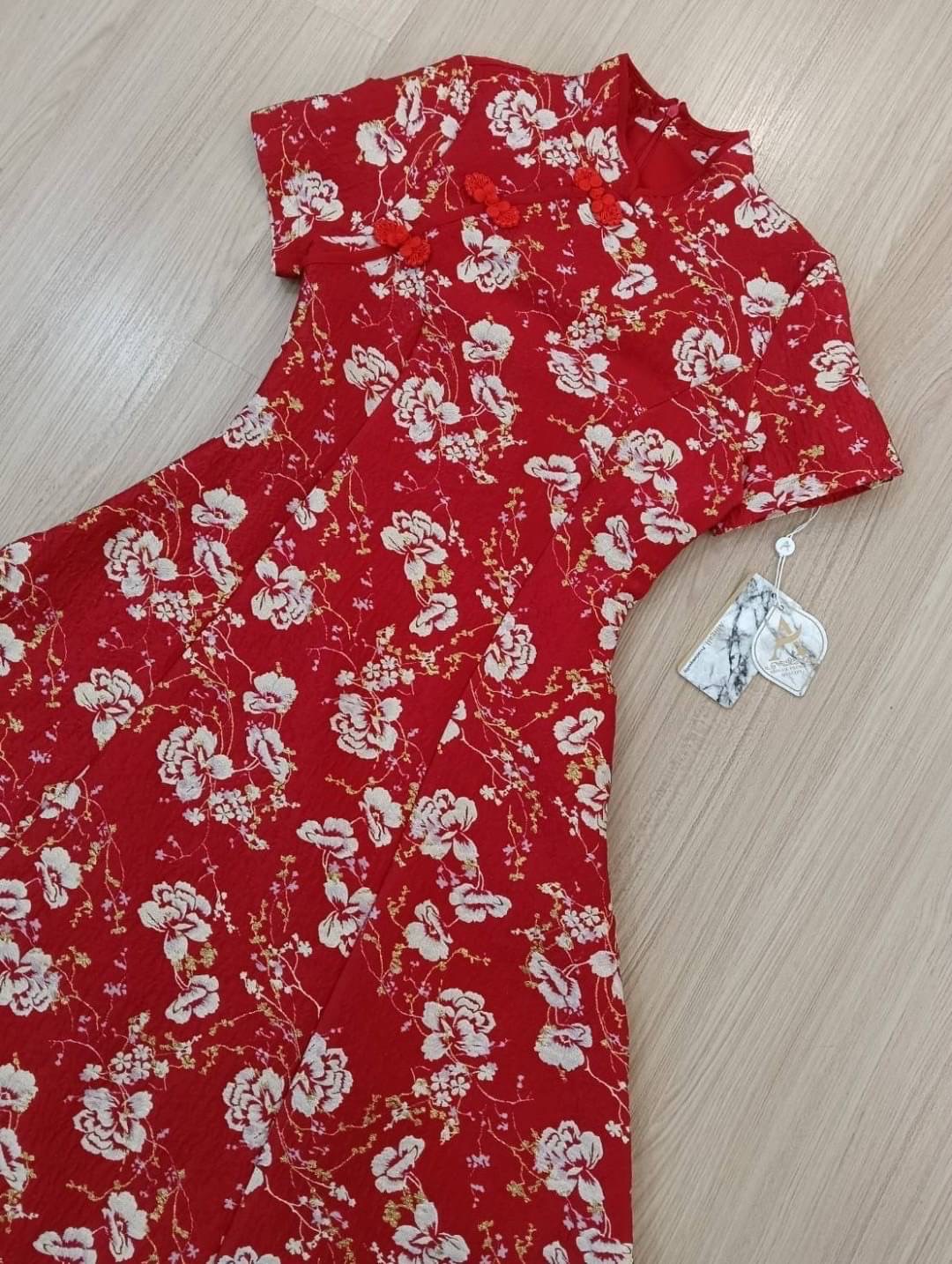 เดรสกี่เพ้ากุ๊นคอ ตัวเดรสเก็บทรงสวยแพตเทิ้ลเป๊ะ ซิบด้านหลังแบบซ่อน ตัวกระโปรงทรงบาน เนื้อผ้าทอนูนลายดอก ใส่สบาย : สินค้าคุณภาพ (พร้อมส่ง)