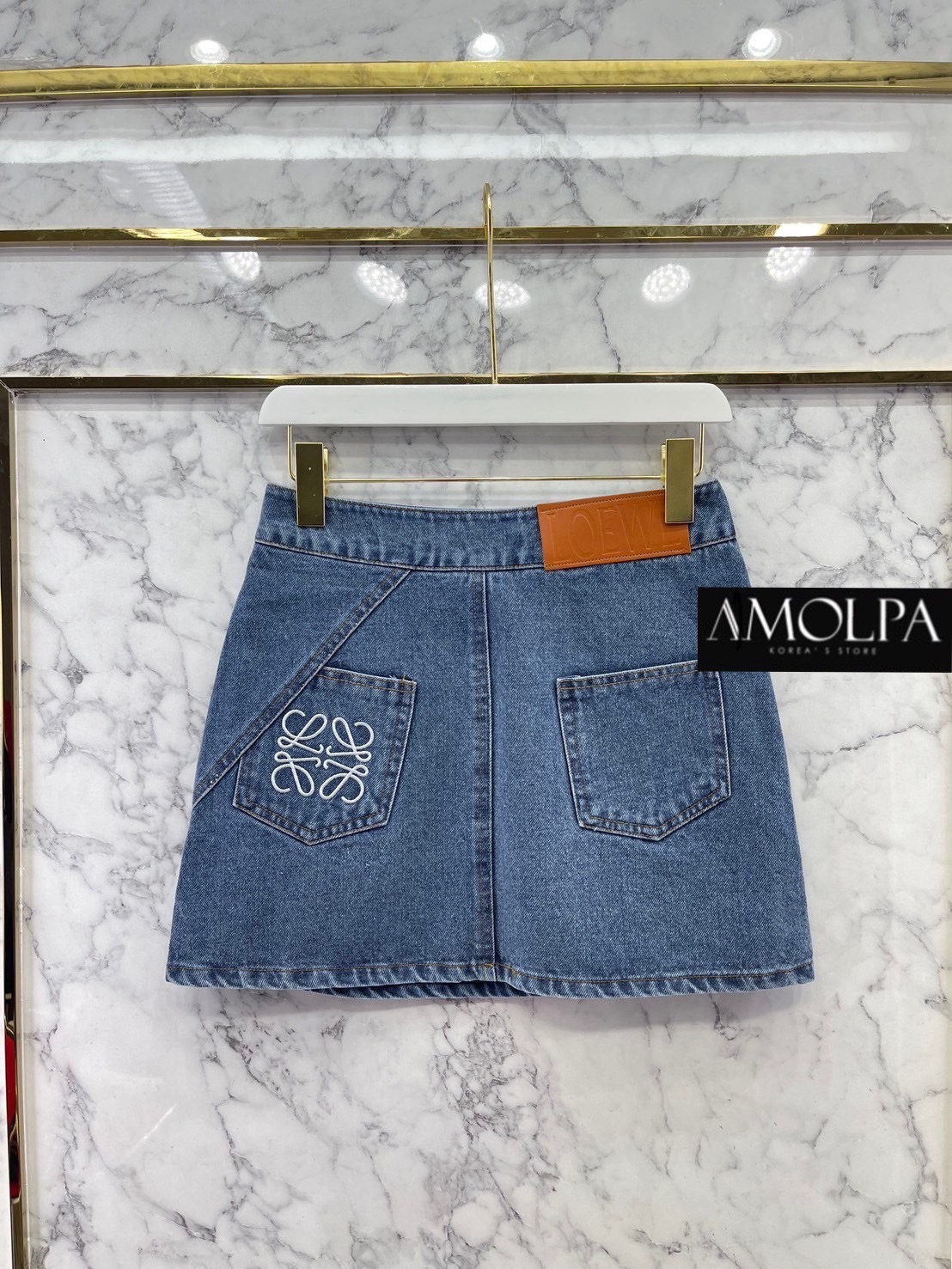 SET LOEWE งานใหม่ 2024SS ตัวเสื้อแขนสั้นแต่งผ้ายีนส์ที่หน้าอก มาพร้อม กระโปรงยีนส์ปักLOGO LOEWE ด้านหลัง ใส่เข้ากันลง ใส่สบาย สินค้าคุณภาพ (พร้อมส่ง)