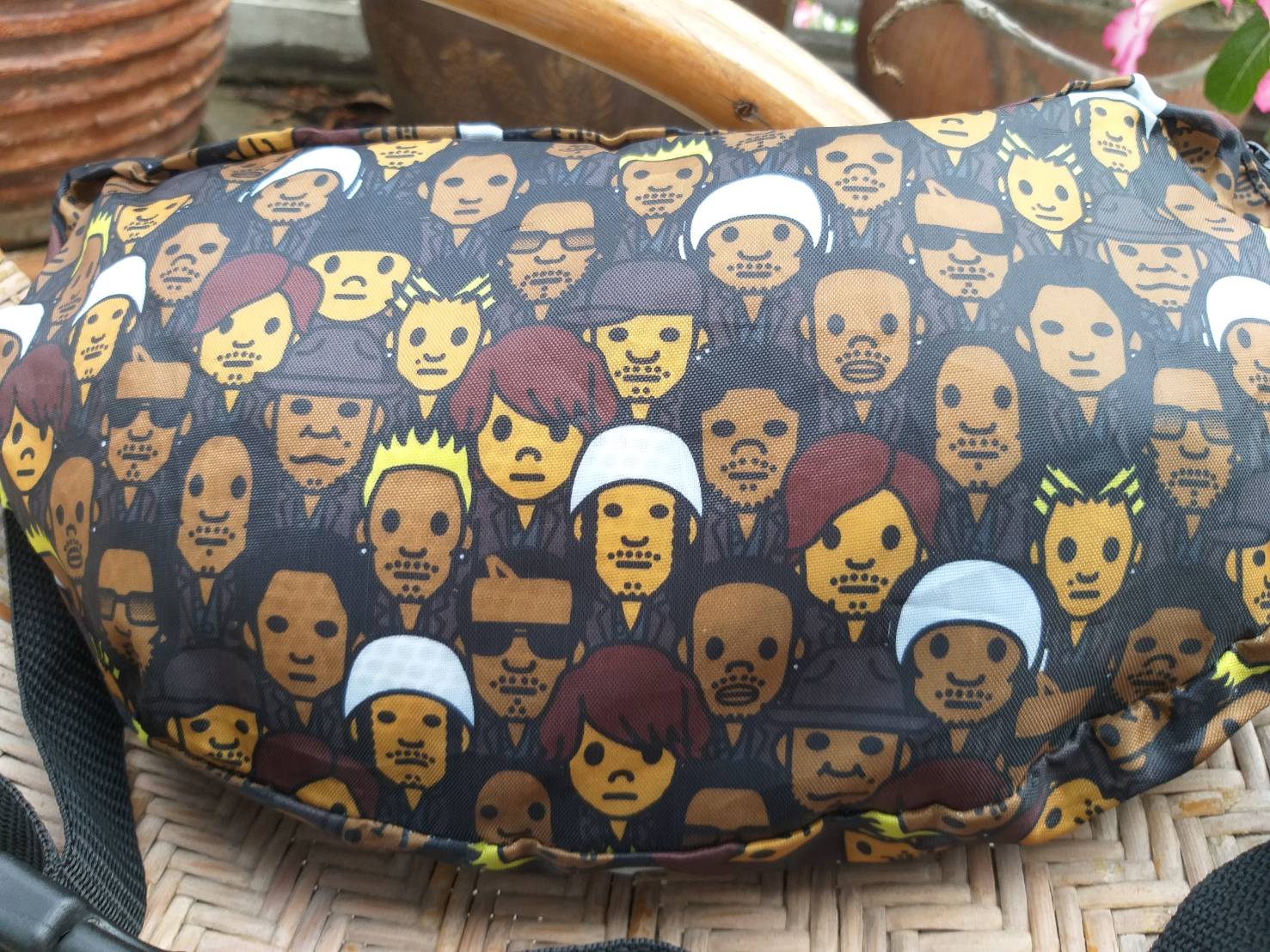 กระเป๋าคาดเอวลายเก๋ ลายหน้าคน (ของใหม่)