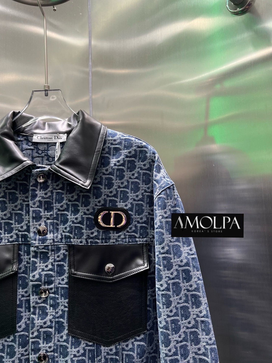 JACKET CHISTIAN DIOR DENIM แต่งหนังสีดำ กระดุมปั้ม แน่นๆ สวยม๊ากกกก ตามภาพเลยค้า งานใหม่ชนช๊อปปป งานสวยยยยย ใส่แล้วเก๋มากๆ ใส่สบาย : สินค้าคุณภาพ (พร้อมส่ง)