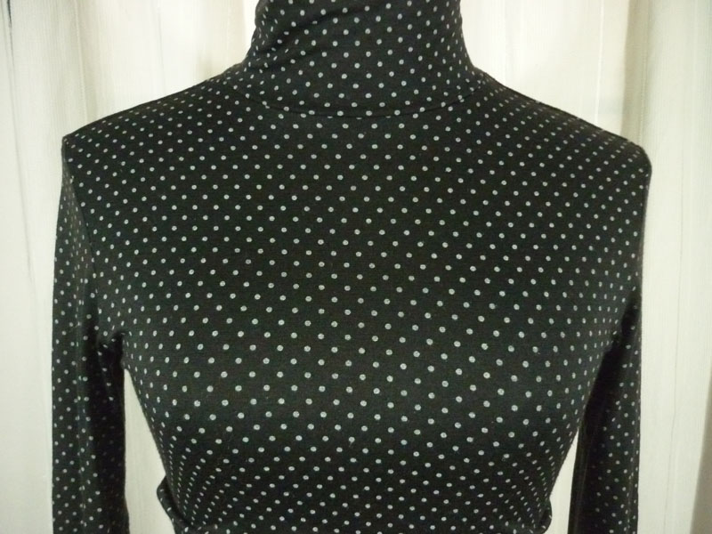 เสื้อฮีทเทคหญิง ดำจุดขาว Uniqlo ไซด์ M