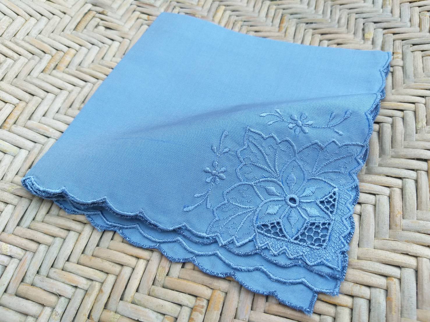 ผ้าเช็ดหน้าผ้าไหม 100% silk สวยมากๆ สีคราม