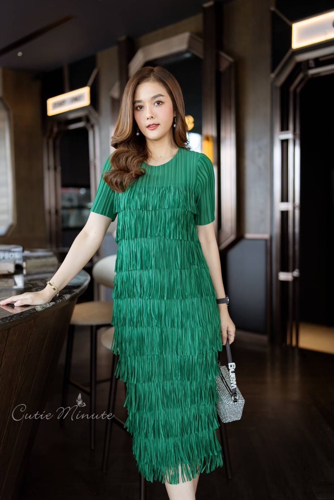 เดรสผ้าอัดพลีท Premium งานแต่งดีเทลด้วยพู่เป็นชั้นๆ ผ้ายืดหยุ่นได้ทั้งตัว ทรงชุดเข้ารูป ใส่สบาย : สินค้าคุณภาพ (พร้อมส่ง)