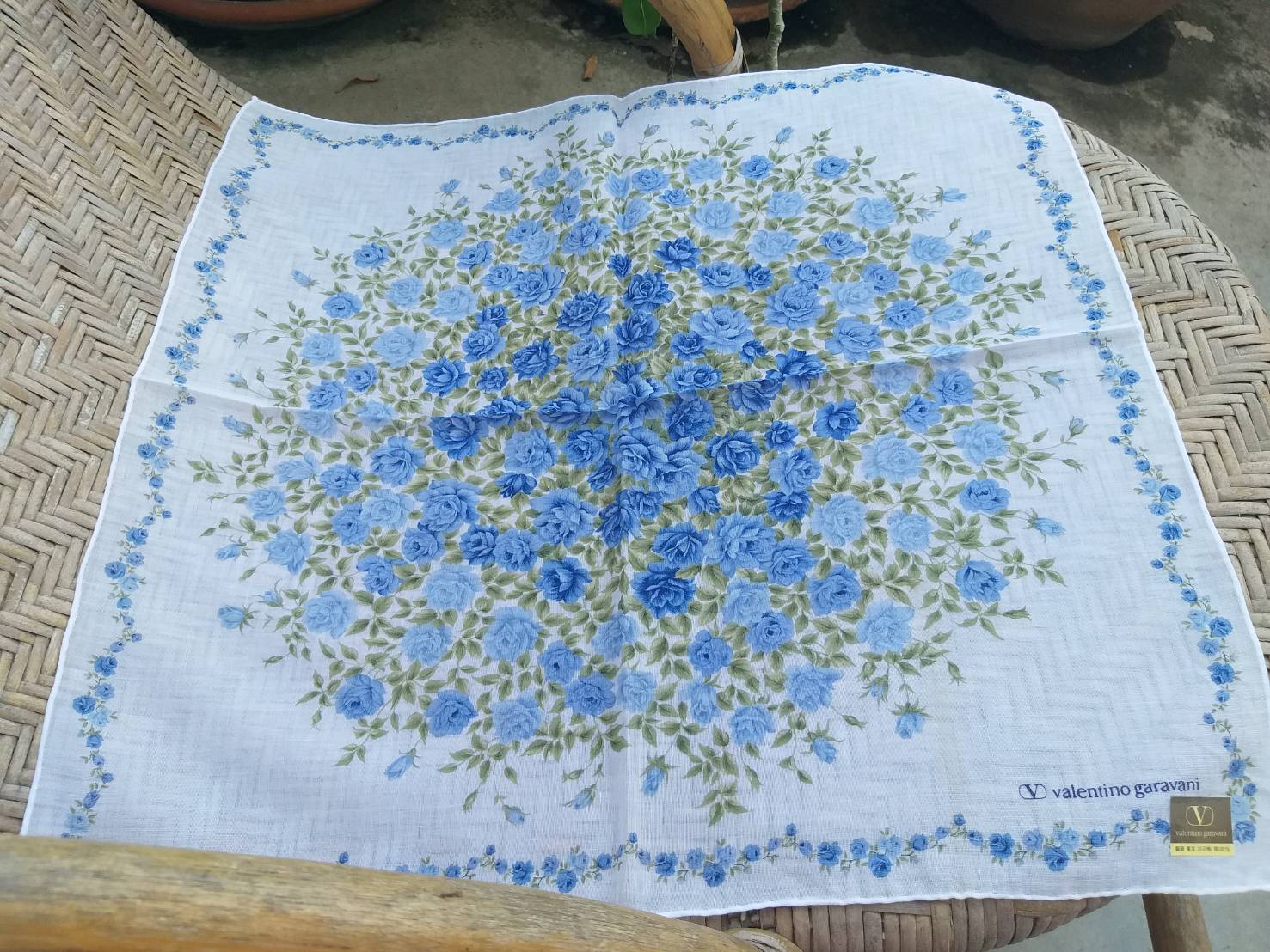 ผ้าเช็ดหน้า Valentino Garavani สวยหวานน่ารัก