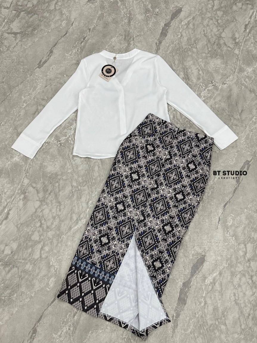 เซท 2 ชิ้น เสื้อเชิ้ตสีขาวแขนยาวคอวีกระดุมหน้า แมทซ์กับกระโปรงลายผ้าไทยประยุกต์ยาวผ่าหลัง แต่งกุ้นเส้นแทบสองข้าง งานสวยเนื้อผ้าดี สินค้าคุณภาพ (พร้อมส่ง)