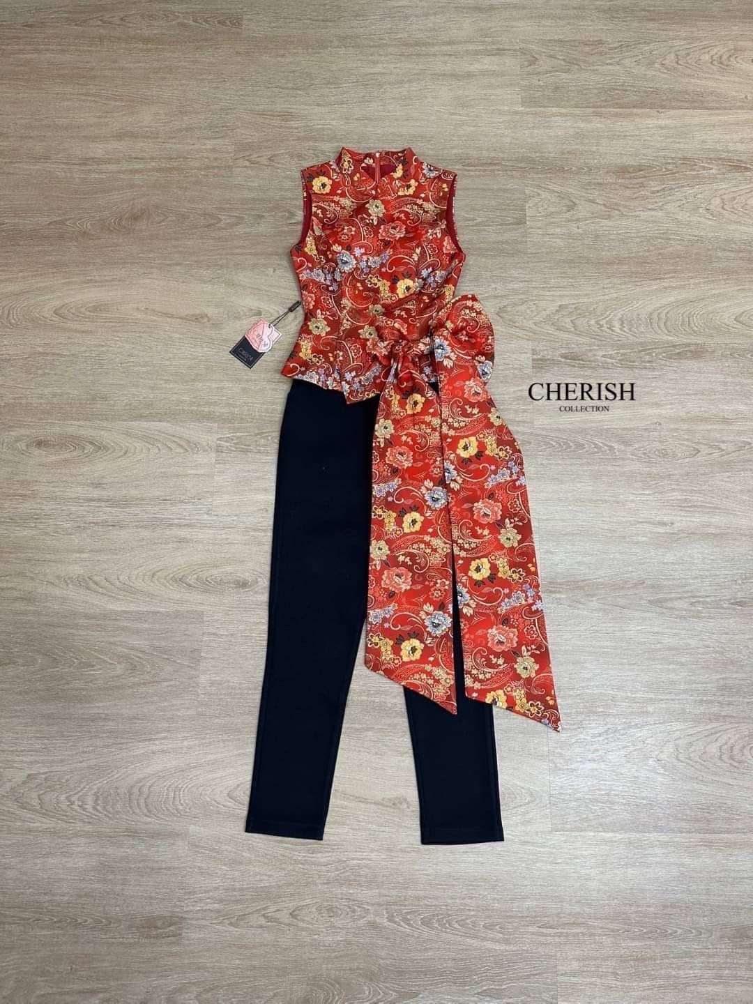 Set กี่เพ้าสไตล์โมเดริน ตัวเสื้อคอจีนพิมพ์ลาย แต่งโบว์ใหญ่ ทิ้งชายยาว ตัวกางเกงทรงกระบอกเล็ก ใส่แล้วเข้ารูปเข้าคู่กันสุดๆ ใส่สบาย : สินค้าคุณภาพ (พร้อมส่ง)