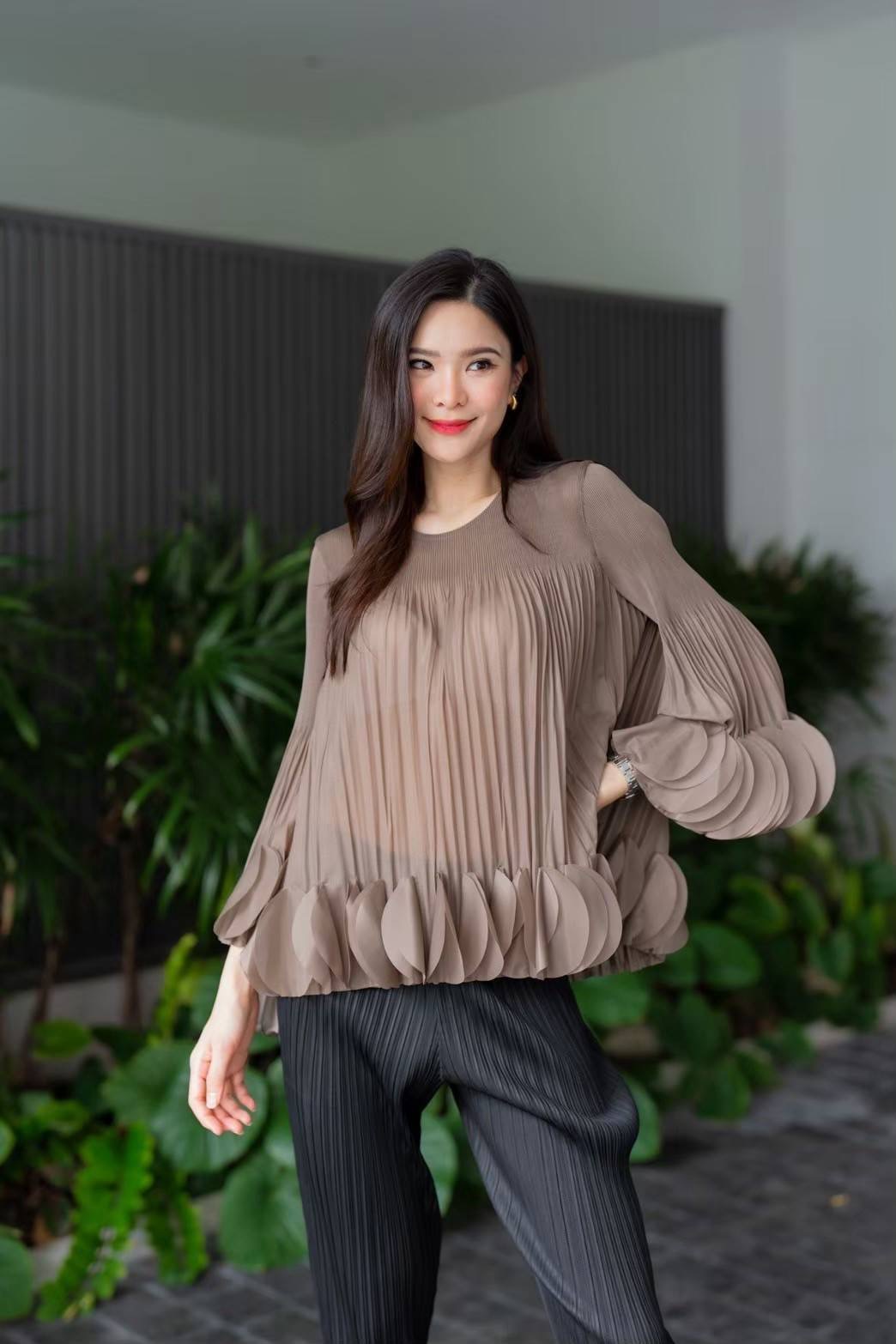 เสื้อคอกลม แขนยาว แบบมีการแต่งระบาย ด้วยการตัด เลเซอร์คัตวงกลมมาซ้อนเรียง ด้วยความประณีต ทำให้ขึ้นพุ่มทรงอย่าง สวยงาม ใส่สบาย : สินค้าคุณภาพ (พร้อมส่ง)