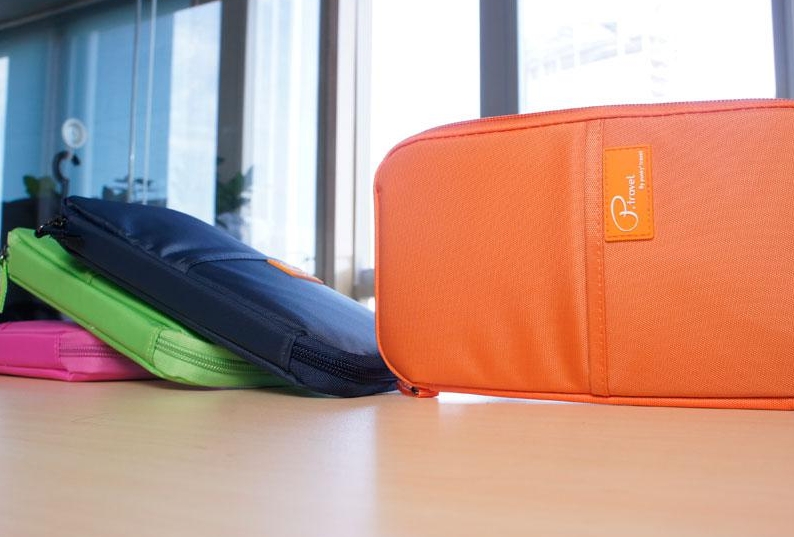 กระเป๋าใส่พาสปอร์ต กระเป๋าใส่หนังสือเดินทาง ใส่เอกสารสำคัญ ช่องเยอะ มีสายคล้องมือ พกพาสะดวก ผลิตจากไนล่อนกันน้ำ คุณภาพดี