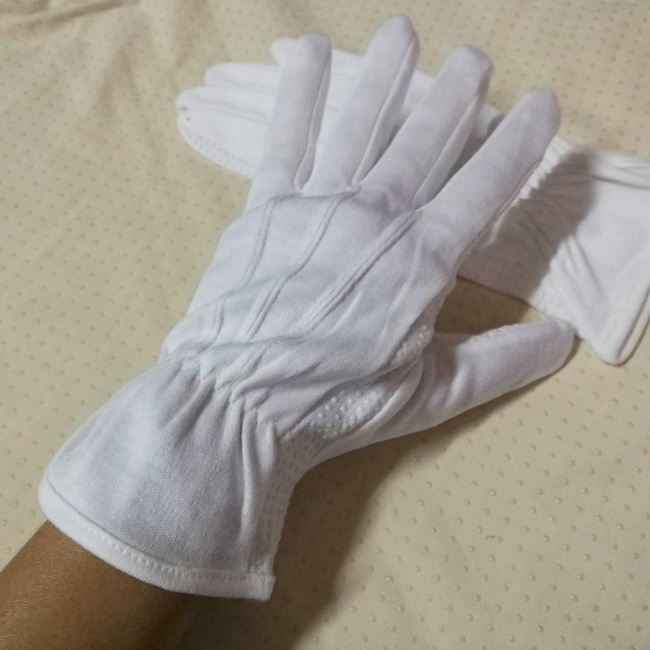 ถุงมือผ้าสีขาว ใต้ฝ่ามือเป็นปุ่มยาง หยิบจับไม่ลื่น /ของใหม่/