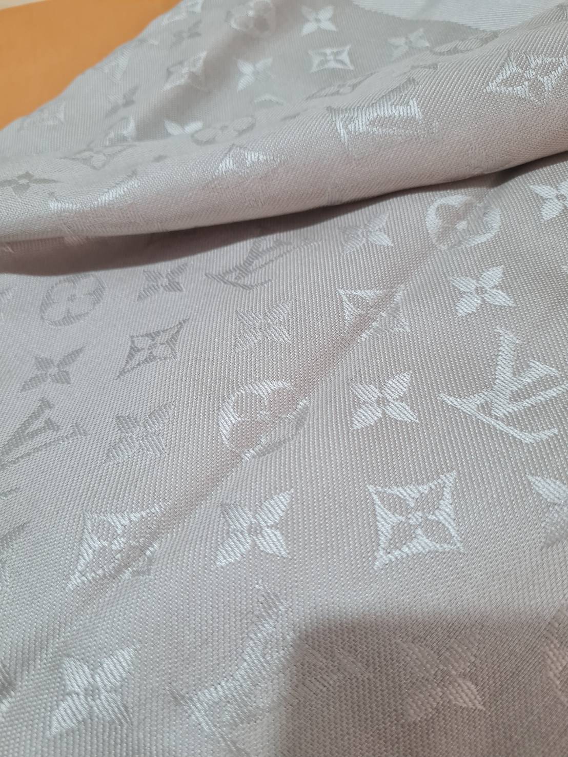 ผ้าคลุมไหล่ LOUIS VUITTON แท้ (มือ1)