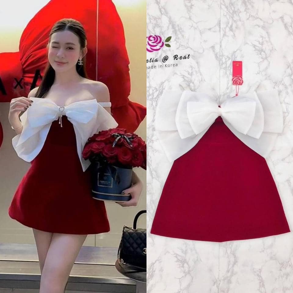 Dress :: เดรสตัวสั้นสวยทรงเก๋ บอกเลยว่างานน่ารักสุดๆ ดีเทลสวยอลังด้วยการแต่งโบใหญ่บึ้มที่อกด้วยผ้าออกัลซ่าเนื้อทรายอย่างดี เอวเข้ารูป ท่อนล่างทรงเอบานสวย สินค้าคุณภาพ (พร้อมส่ง)