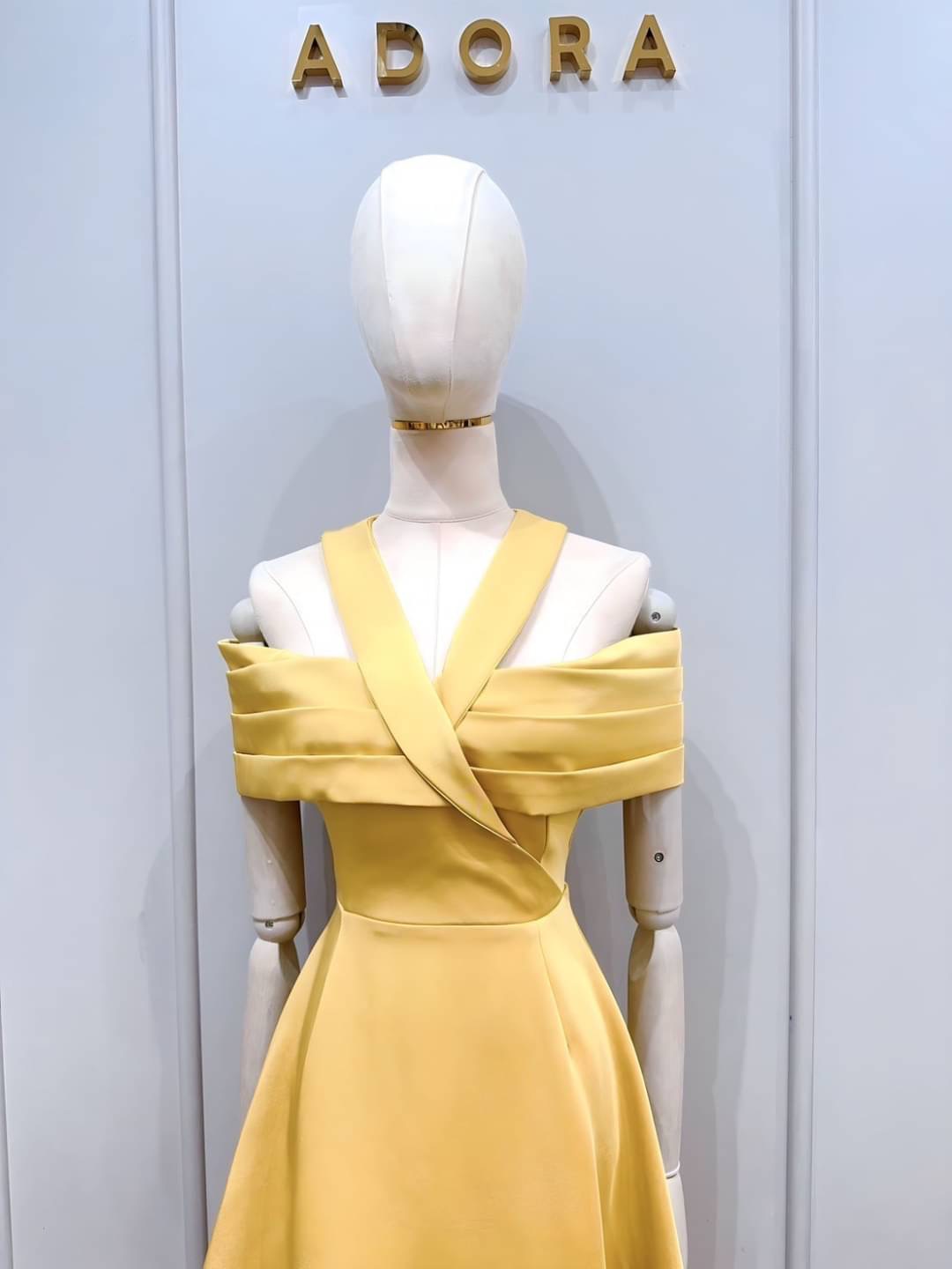 แม๊คซี่เดรสดีไซน์คอวีแบบไขว้แต่งดีเทลจับจีบช่วงอกกระโปรงทรงเอาบานสวิง ตัวเดรสใช่เนื้อผ้าเกรดพรีเมี่ยม มีน้ำหนักทิ้งตัวสวยๆ มีซับใน เป็นงานซิปหลัง ใส่สบาย : สินค้าคุณภาพ (พร้อมส่ง)