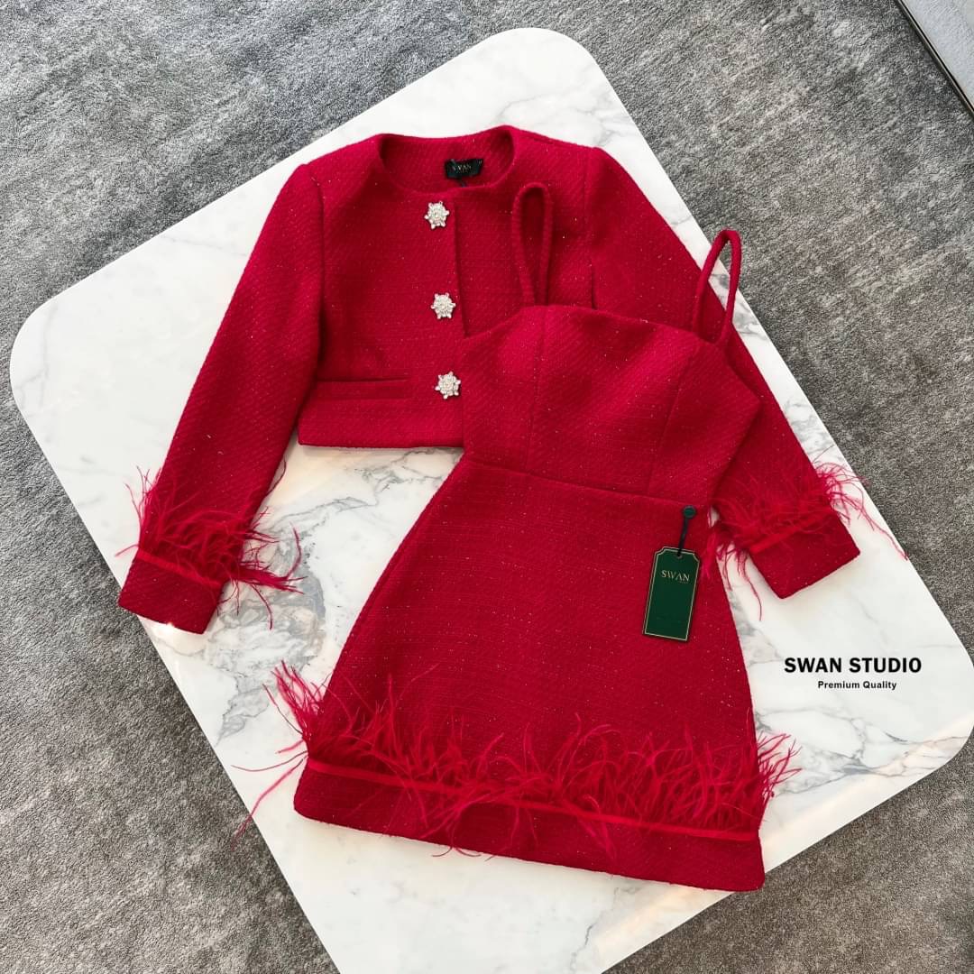 เซทเสื้อคลุมแขนยาวผ้าทวิตสีแดง แต่งกระดุมเพชรดอกไม้ ปลายแขนแต่งขนนก + มินิเดรสเกาะอก แต่งปลายเดรสด้วยขนนก ใส่สบาย : สินค้าคุณภาพ (พร้อมส่ง)