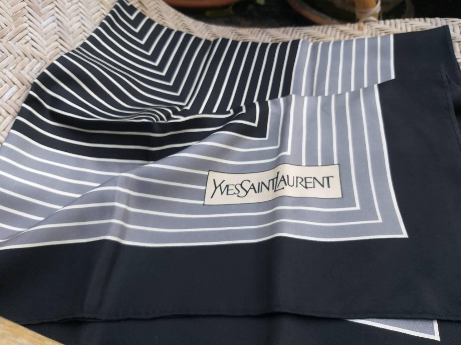 ผ้าไหม คลุมไหล่ ผูกคอ YVES SAINT LAURENT