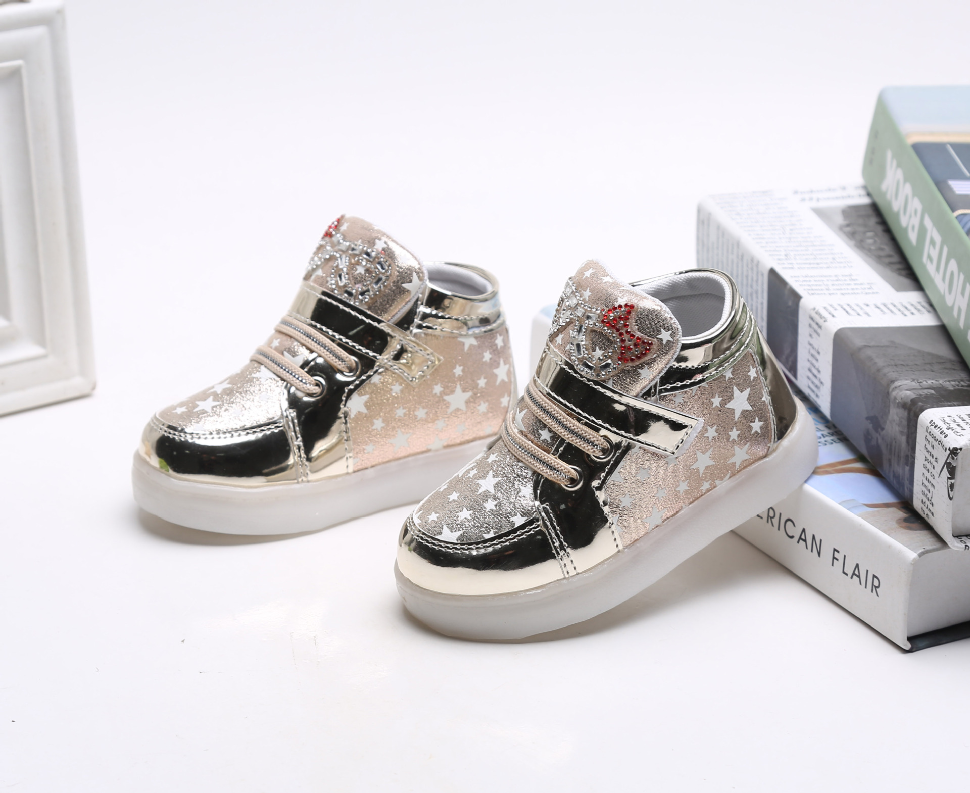 รองเท้าคัชชูเด็กหญิงตัวน้อย สีทองเมทัลลิค มีไฟ+เรืองแสง Size 23