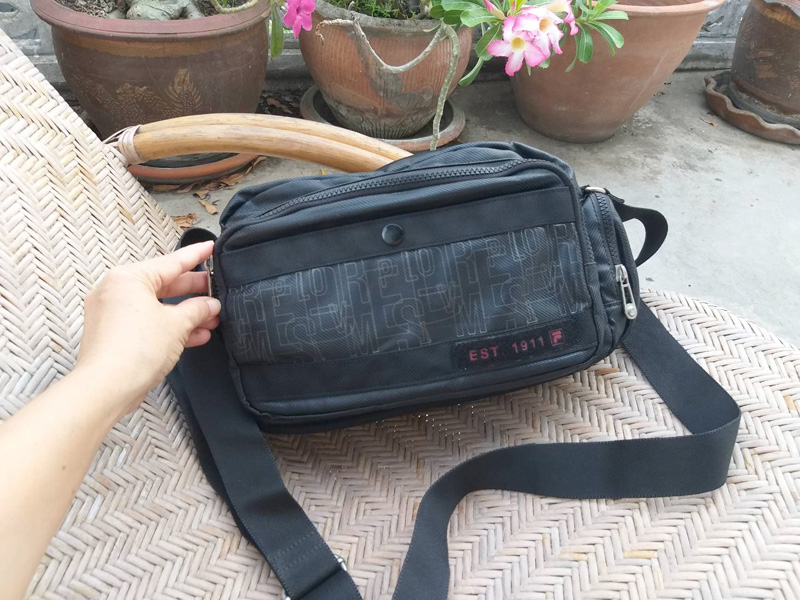 กระเป๋าสะพาย FILA แท้ สวยมาก ช่องเยอะ