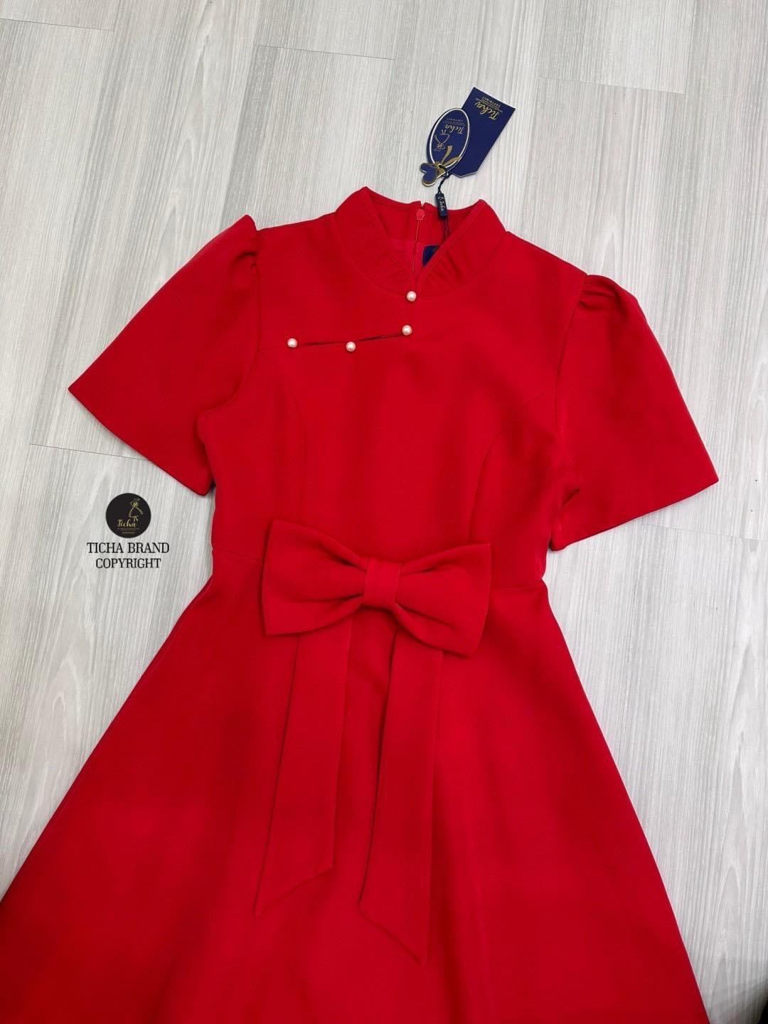 เดรสยาวแขนสั้นสีแดงดีไซน์คอจีนโค้งเว้ากี่เพ้า เย็บติดมุก มีเข็มกลัดโบว์ใหญ่ใ ใส่สบาย : สินค้าคุณภาพ (พร้อมส่ง)