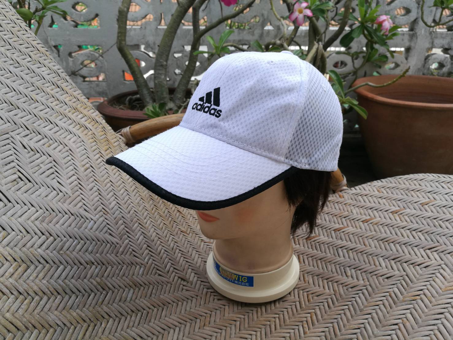 หมวกแก๊ป adidas ผ้าระบายอากาศ สีขาวสวยสะอาด