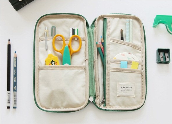 กระเป๋าใส่พาสปอร์ต กระเป๋าใส่หนังสือเดินทาง เอกสารสำคัญ มีสายคล้องมือ พกพาสะดวก ผลิตจากโพลีเอสเตอร์ กันน้ำ คุณภาพดี