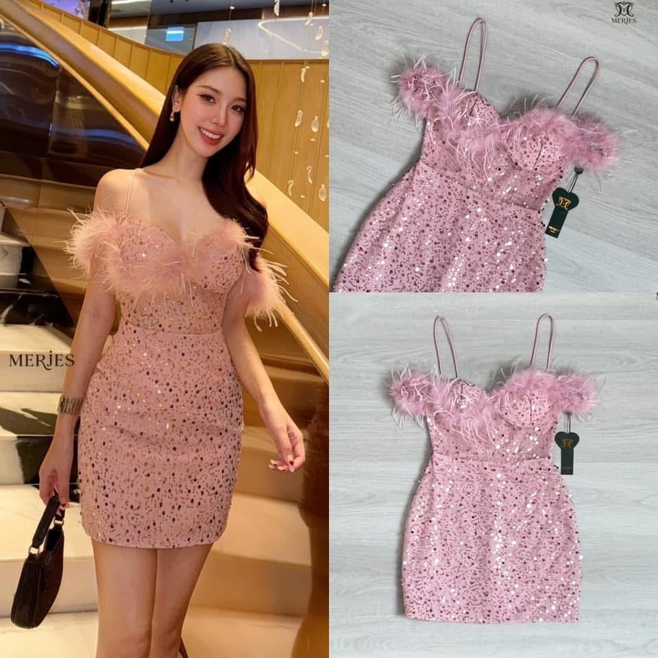 มินิเดรสสายเดี่ยวทรงเกาะอกแต่งขนนกแขนดีเทลปาดไหล่ดีไฮโซแอบเซ็กซี่เก๋ๆช่วงตัวแต่งซีทรูแบบไม่โป๊มากเดรสทรงเข้ารูปงานผ้าแต่งวิ้งในตัวสวยเก๋ผ้าไม่คันนะคะงานมีซับในและซิปหลัง ใส่สบาย : สินค้าคุณภาพ (พร้อมส่ง)