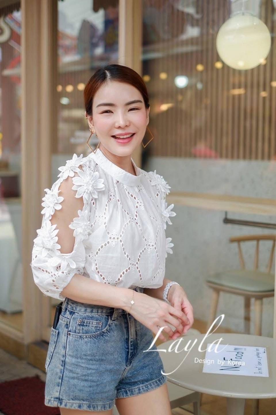 เสื้อคอตตอนฉลุเว้าไหล่ แต่งดอกไม้สวยๆ ทรงเอน่ารัก ใส่ปล่อยๆ ใส่สบาย : สินค้าคุณภาพ (พร้อมส่ง)