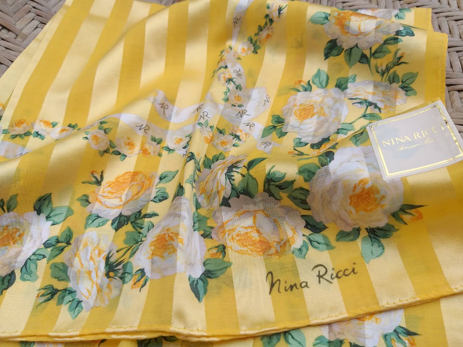 ผ้าเช็ดหน้า NINA RICCI สวยมากก ผ้านุ่มมากกกกกกก