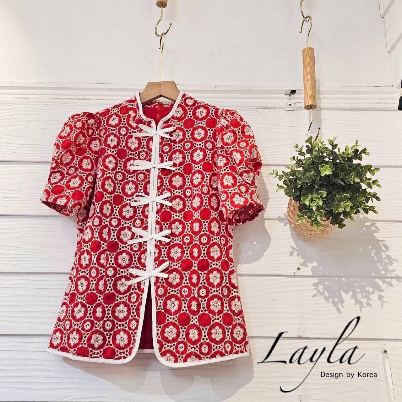 เสื้อกี่เพ้าผ้าปักฉลุลายดอกไม้ ทรงเข้ารูปน่ารัก กุ้นขอบสีขาวรอบตัว แต่งโบว์ปุ๊กปิ๊กสีขาวเข้ากันสุดๆ งานมีซิปยาวด้านหลัง ใส่สบาย : สินค้าคุณภาพ (พร้อมส่ง)