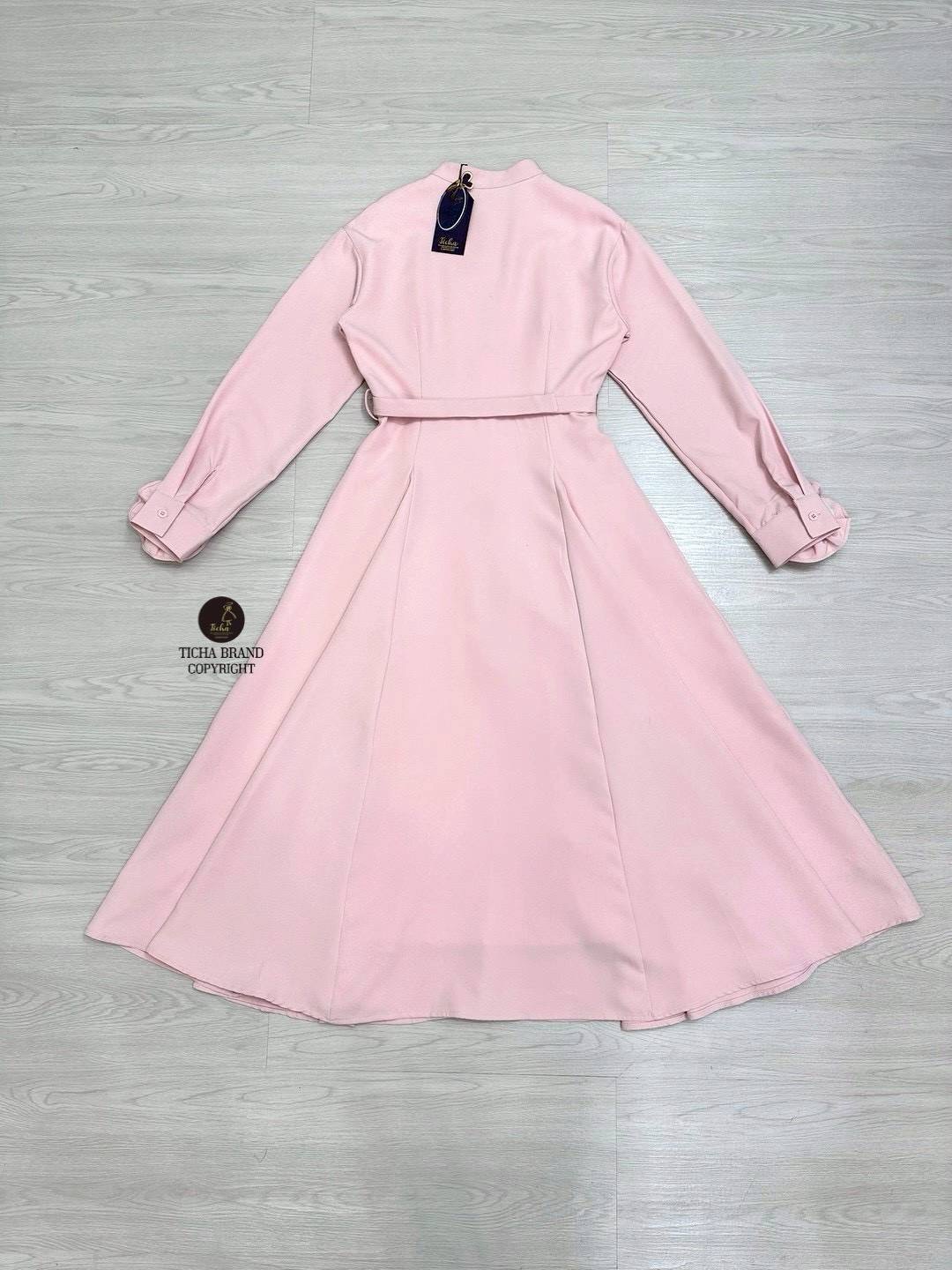 Maxiเดรสคอจีนแขนยาว สีขาว ทรงสวย มีเข็มกลัดดอกไม้3Dดอกใหญ่ที่ปลายแขน เพิ่มมิติให้กับชุด ช่งกระโปรงพริ้วสวย ด้านหน้าแต่งกระดุมเรียงยาวใช้งานได้จริง และมาคู่เข็มขัดใส่ปรับเข้ารูปให้ทรงสวย ใส่สบาย : สินค้าคุณภาพ (พร้อมส่ง)