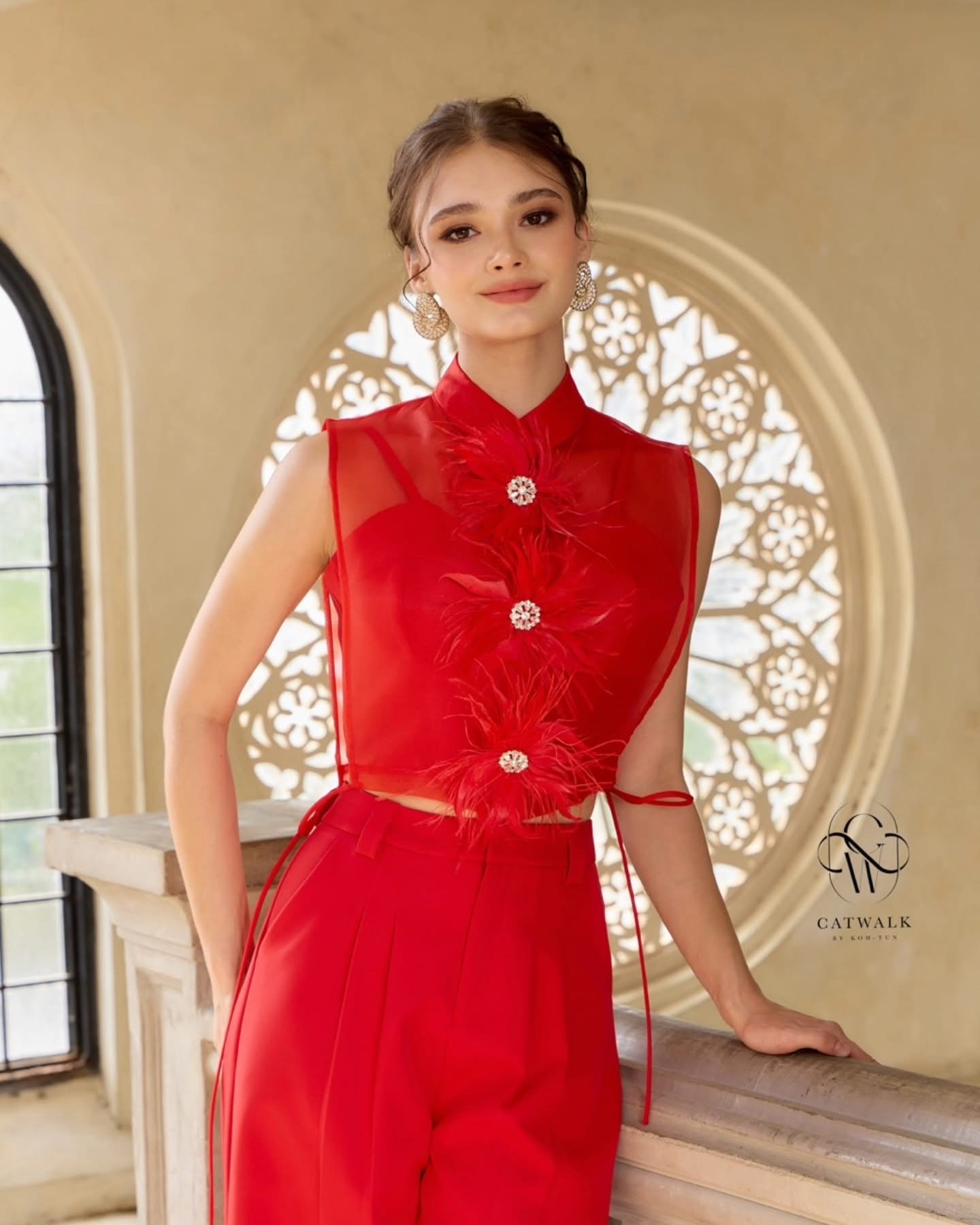 เซตเสื้อครอป 2 ชิ้น แต่งเข็มกลัดขนนก + กางเกงขาบาน เนื้อผ้าเกรดเอ ใส่สบาย : สินค้าคุณภาพ (พร้อมส่ง)