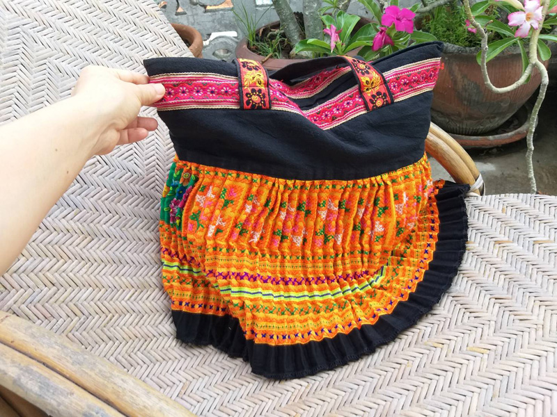 กระเป๋าสะพายผ้าชาวเขาปักมือ