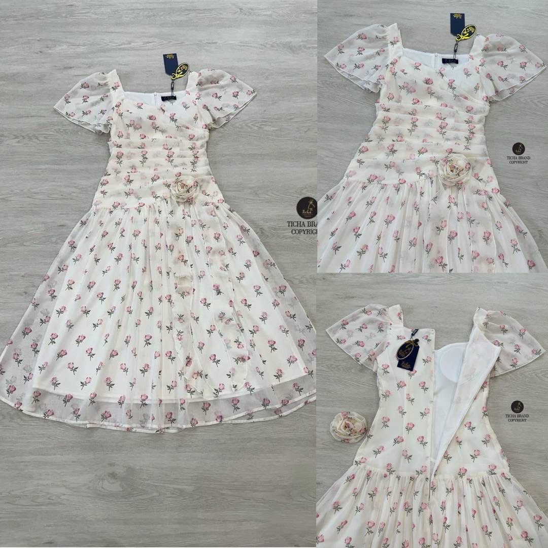 Maxi เดรส แขนกระดริ่ง ช่วงตัวแต่งจับจีบ กระโปรงแต่งระบายบานออก พริ้วๆ งานเนื้อผ้าพิมพ์ลายดอกไม้สวยงาม ตัดชับในสีขาว อกเสริมฟองน้ำ ซิปหบังช่อน มาพร้อม เข้มกลัดดอกไม้3Dติดช่วงเอว ใส่สบาย : สินค้าคุณภาพ (พร้อมส่ง)
