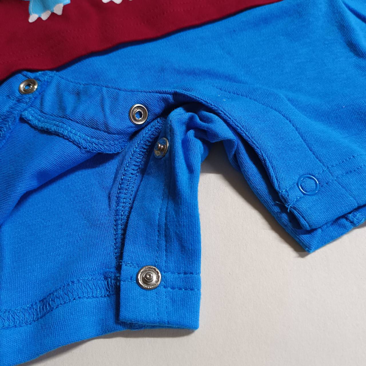 ชุดจั๊มสูทเด็ก แบรนด์แท้ Cuddle me ขนาด 6M, 9M, 12M ลายไดโนเสาร์ สีแดงสลับฟ้าสดใส