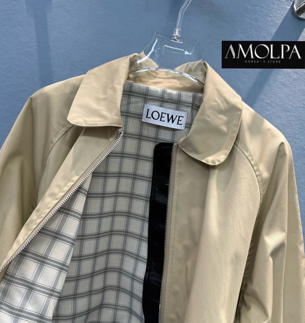 JACKET LOEWE เสื้อเป็น JACKET LOEWE ซิปหน้า ปั้มอะไหล่หัวซิป ซับลายLOEWE หลังแต่งแผ่นหนัง LOEWE งานใส่สบายมาก ใส่สบาย : สินค้าคุณภาพ (พร้อมส่ง)
