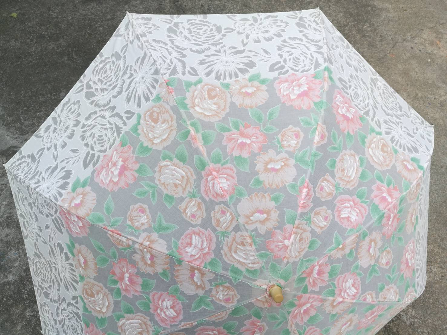 ร่มพับลายดอกไม้ สวยมาก ด้ามจับเป็นไม้ (ของใหม่)