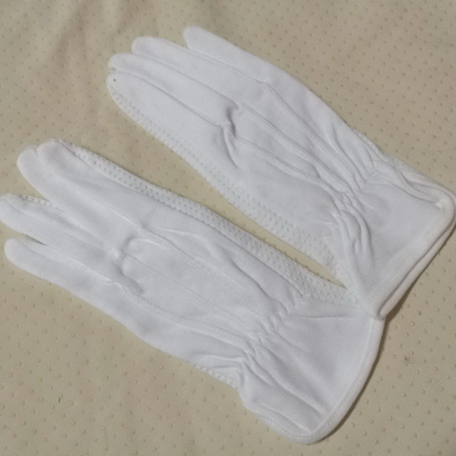 ถุงมือผ้าสีขาว ใต้ฝ่ามือเป็นปุ่มยาง หยิบจับไม่ลื่น /ของใหม่/