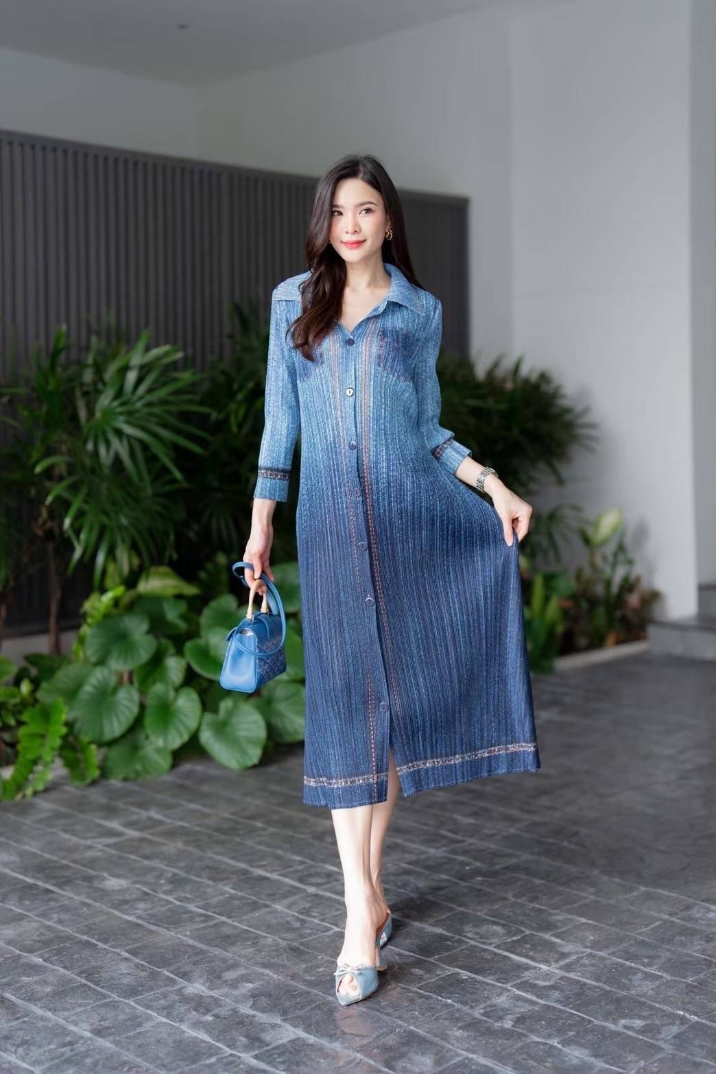 เดรสคลุมเข่า ทรงคอปก แขนสั้น แพทเทิร์นอัดพลีทเข้าเคิร์ฟ ทรงสวย Premium 👍🏻 พิมพ์ลายยีนส์ ทั้งตัว ดีเทลแน่นๆ ใส่สบาย : สินค้าคุณภาพ (พร้อมส่ง)