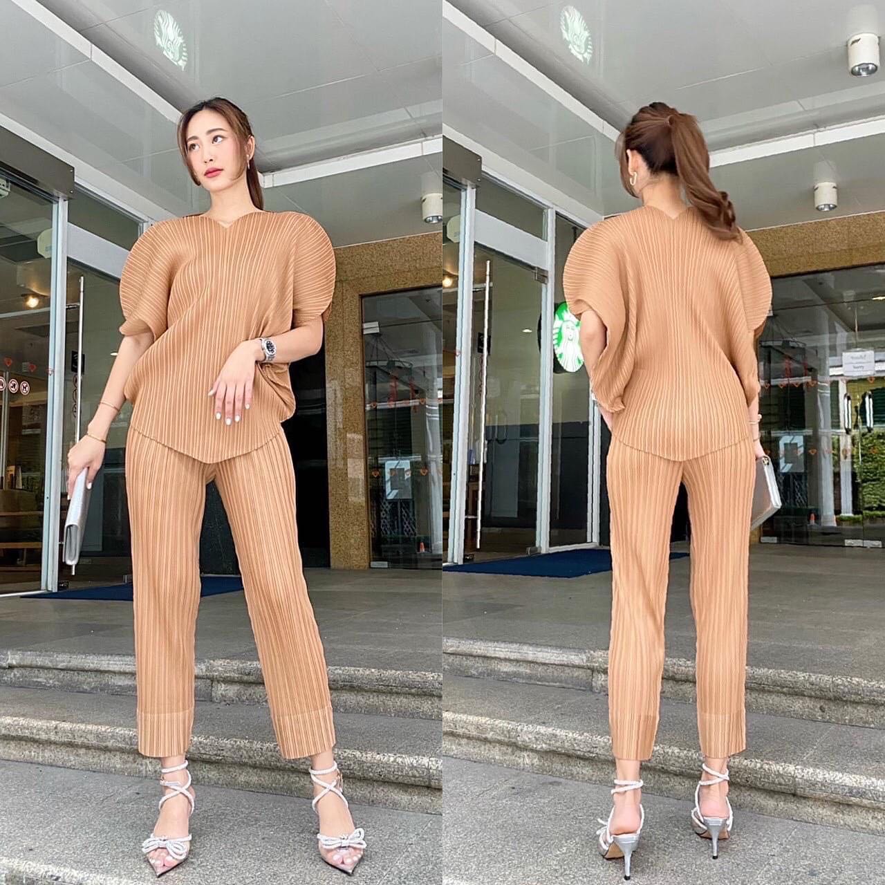 ชุดเซตผ้าอัดพลีทเนื้อดี แบบงาน Brand 😍 ว้าวววว 👏🏻👏🏻 ดีเทลเก๋มากๆ เสื้อแพตเทิร์น หัวใจ 🧡🤍🤎 ไหล่พองๆ น่ารัก . สินค้าคุณภาพ (พร้อมส่ง)